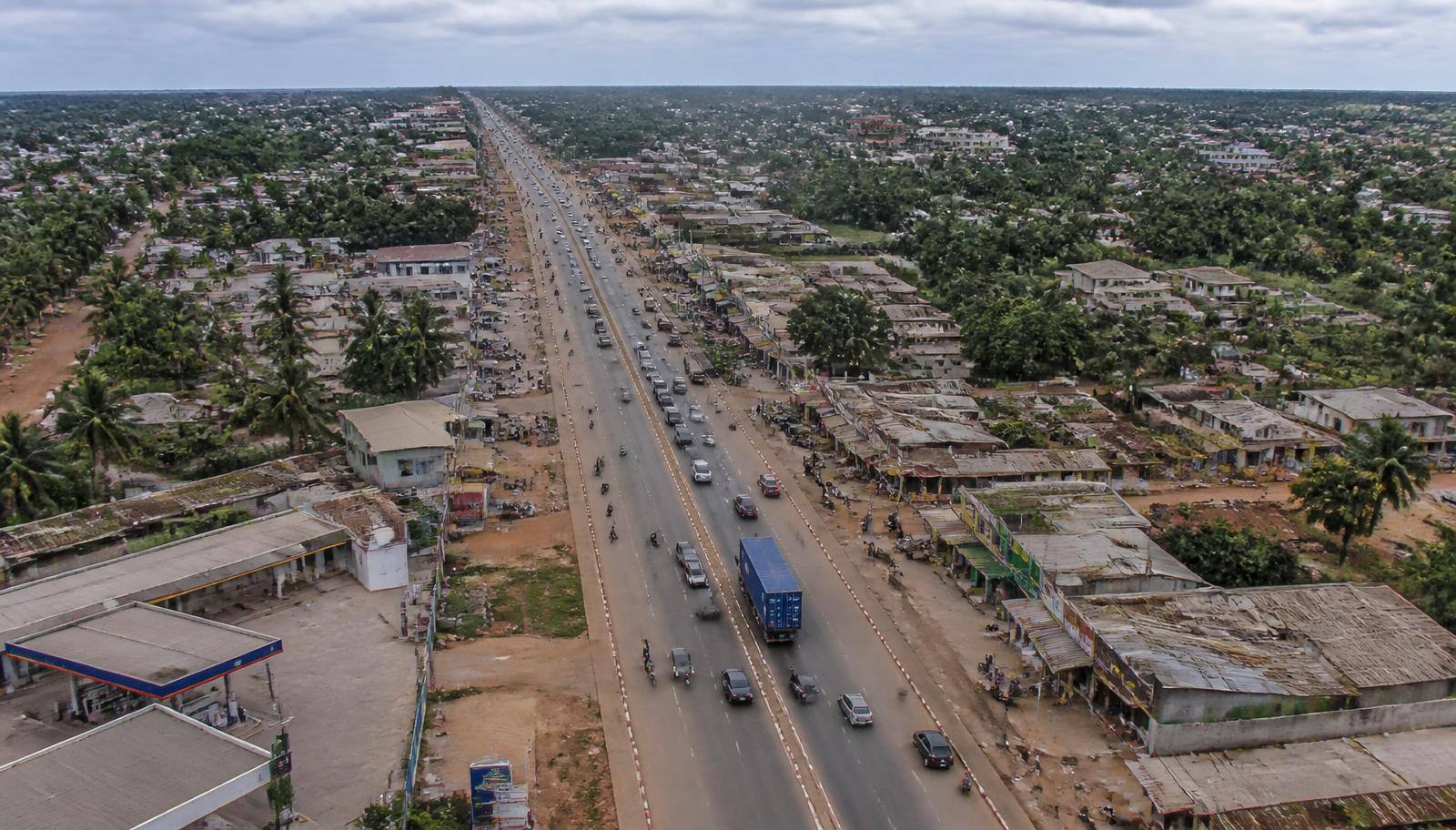 Vue aérienne de la route inter-États, commerces et habitat de Sèmè-Podji